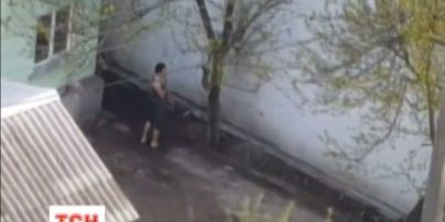 В Киеве мужчина жестоко издевался над кошкой, зажав ее шею проводом с привязанным камнем