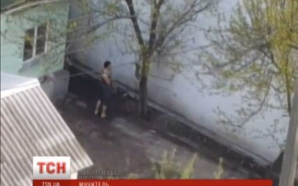 У Києві чоловік жорстоко знущався над кішкою, затиснувши її шию дротом з прив'язаним каменем