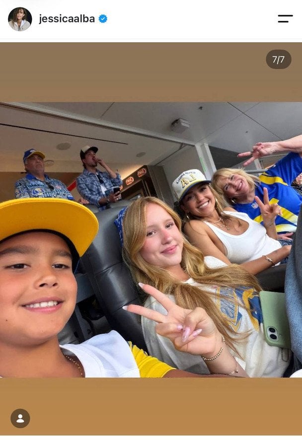 Джессіка Альба з дітьми та мамою, фото: instagram.com/jessicaalba