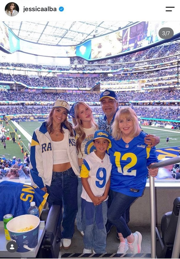 Джессіка Альба з батьками та дітьми, фото: instagram.com/jessicaalba