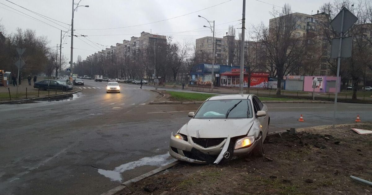 У Києві молодик не впорався з керуванням легковика і вилетів на зелену зону