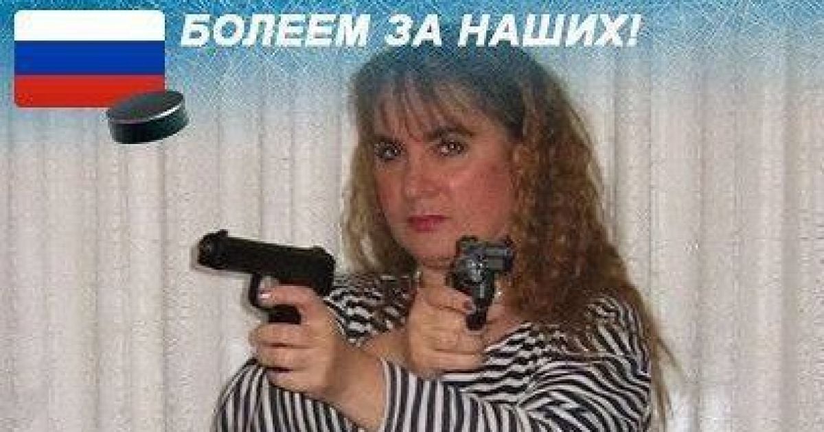 Работница исторического архива в Киеве позирует в соцсетях с пистолетами и "болеет" за Россию