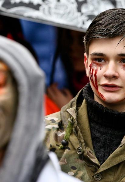 Зомби-парад в Киеве: реалистичные "мертвяки" и охотники за нечистью сошлись в центре столицы