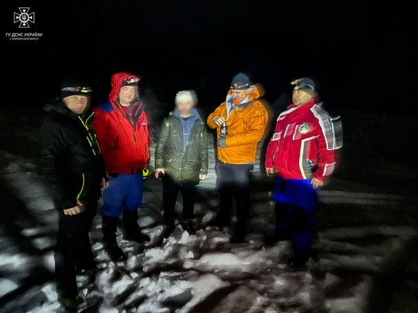 ДСНС з туристом, який заблукав у Карпатах на Різдво