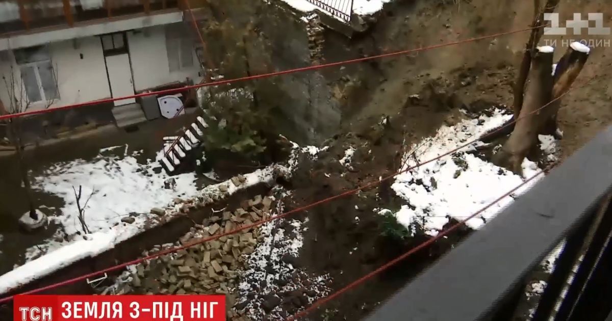 Во Львове на двор древнего дома сполз склон с деревьями и 10-метровой стеной