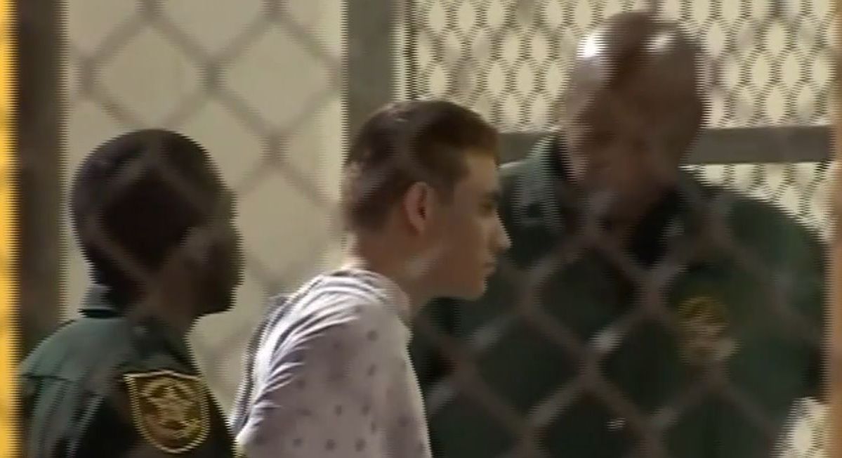 Юнака, який влаштував стрілянину у школі Флориди, залишають під арештом