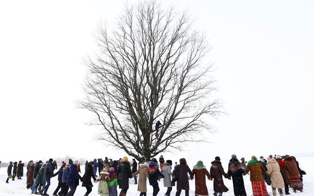 Жители принимают участие в праздновании Коляды в Беларуси. Местные жители отмечают языческий зимний праздник Коляда, который на протяжении веков слился с православным празднованием Рождества. / © Reuters