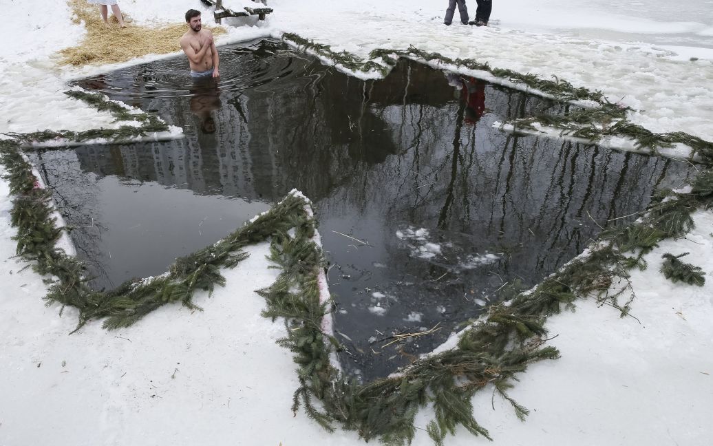 Кияни відзначили Водохреще у крижаній воді / © Reuters