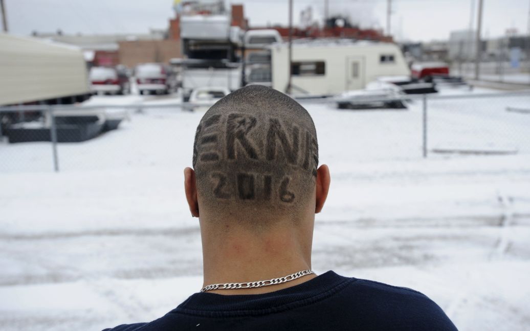 Мужчина выстриг на затылке имя кандидата в президенты США Берни Сандерса в городе Де-Мойн, штат Айова. / © Reuters