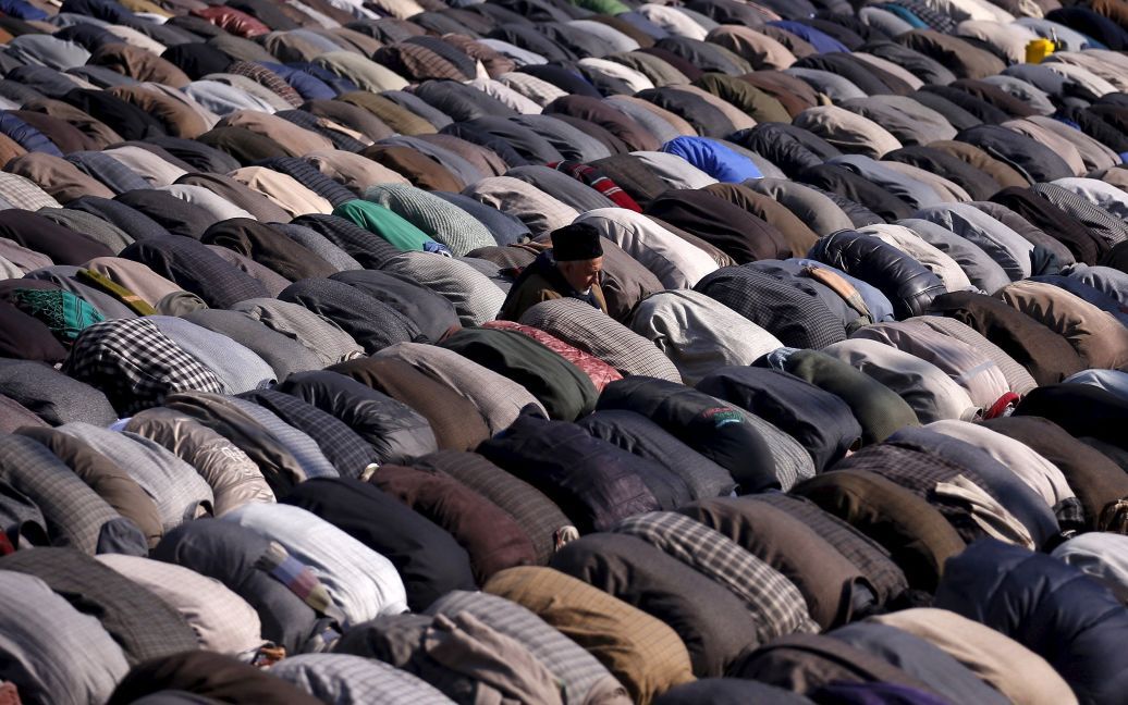 Кашмірські мусульмани моляться біля святилища шейха Абдула Кадіра Джілані,  у річницю його смерті. 22 січня виповнилося 876 років з дня смерті цього суфійського святого. / © Reuters