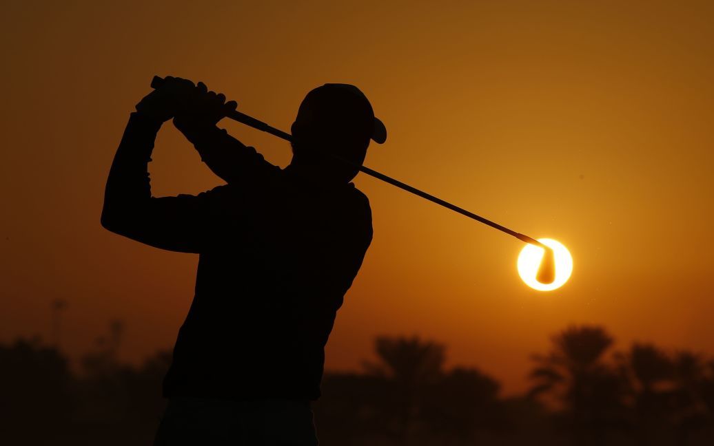 Игрок гольфа из Северной Ирландии Рори Макилрой готовится нанести удар. / © Reuters