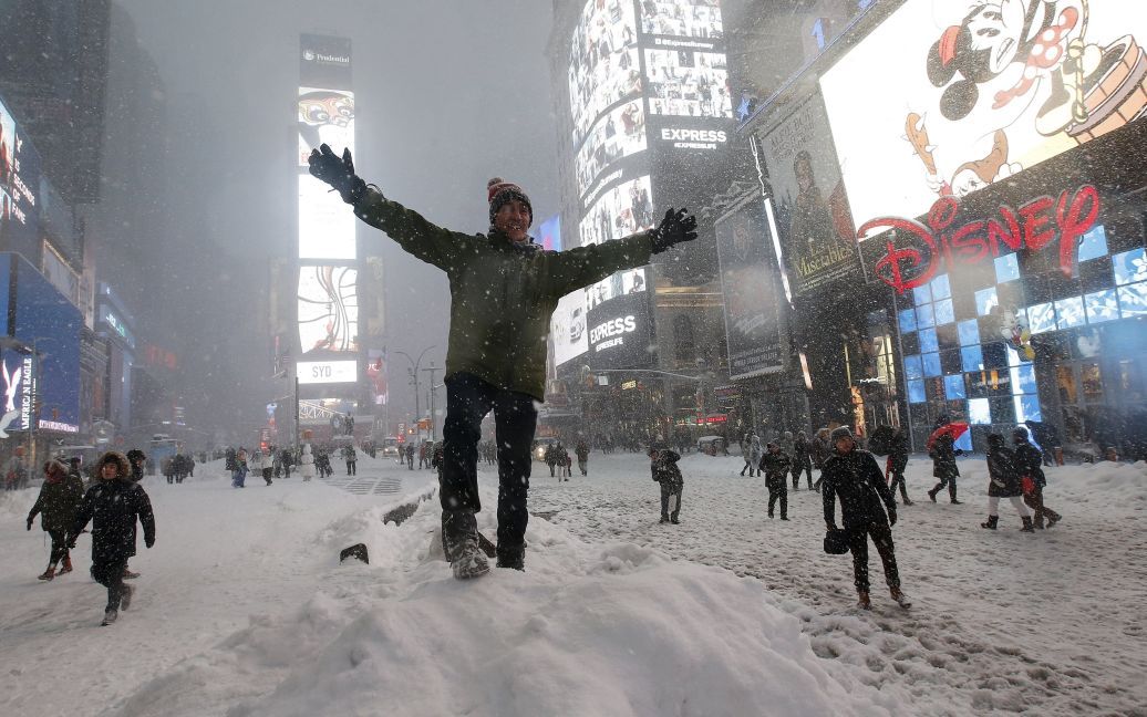 Люди играли в снегу на Таймс-Сквер / © Reuters