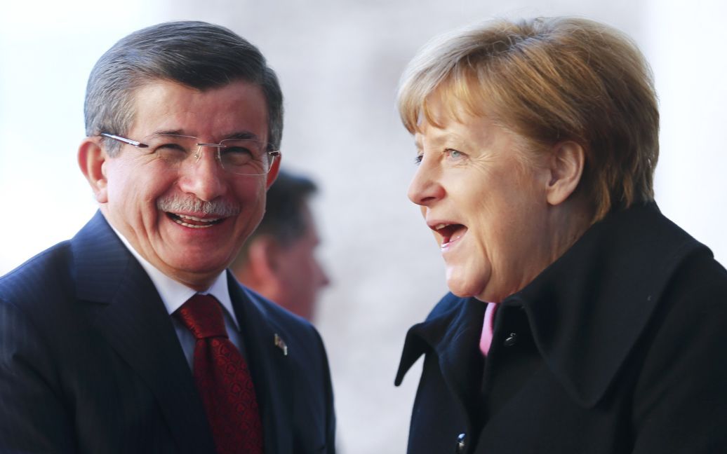 Канцлер Германии Ангела Меркель говорит с премьер-министром Турции Ахметом Давутоглу на встрече в Берлине, Германия. / © Reuters