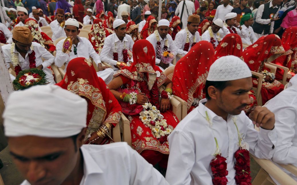 Молодожены принимают участие в массовой церемонии бракосочетания в Ахмедабаде, Индия. Во время массовой свадьбы поженились 111 пар. / © Reuters