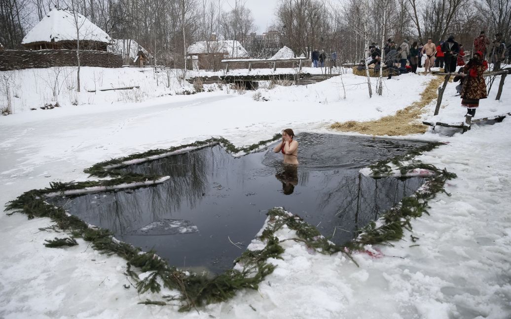 Киевляне отметили Крещение в ледяной воде / © Reuters