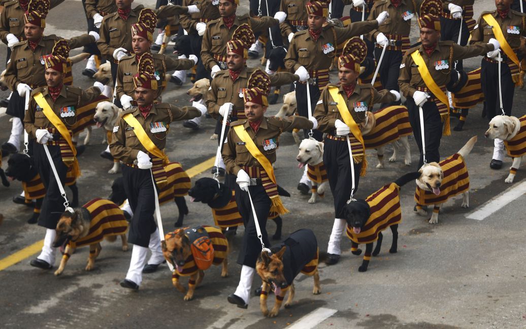 Солдаты индийской армии маршируют со своими собаками во время парада ко Дню Республики в Нью-Дели, Индия. / © Reuters