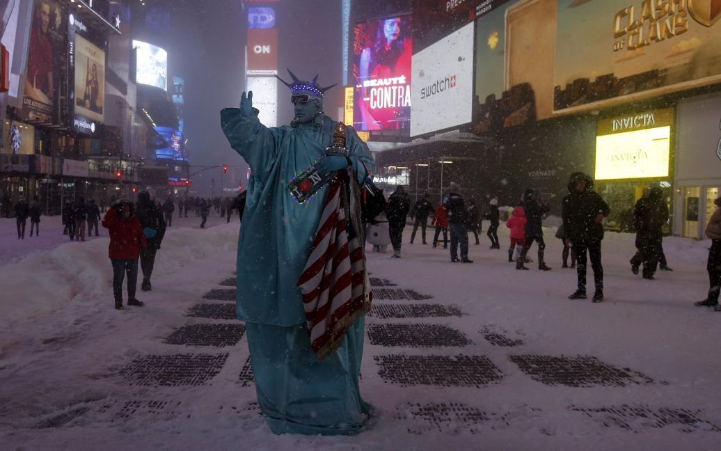Люди играли в снегу на Таймс-Сквер / © Reuters
