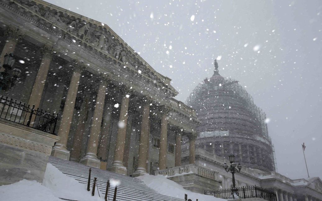 Снег продолжает идти вблизи Капитолия в Вашингтоне, США. Рекордная метель парализовала дорожные, железнодорожные и авиаперевозки на Восточном побережье США с Северной Каролины до Нью-Йорка. / © Reuters