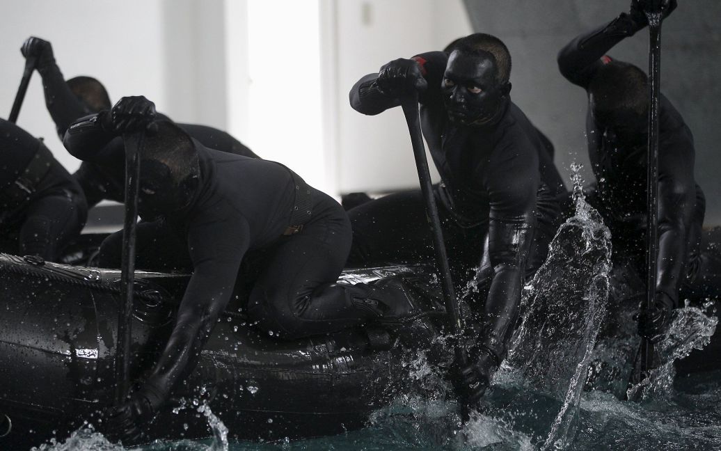 Военные боевые пловцы Тайваня участвуют в учения вблизи острова Цзиньмэнь. / © Reuters