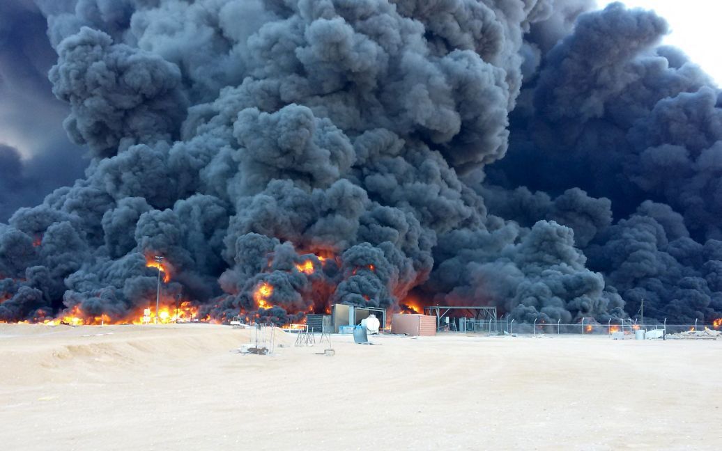 Дым поднимается от горящих нефтехранилищ в порту Рас-Лануф, Ливия. / © Reuters
