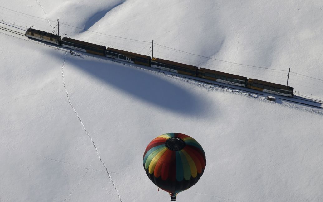 Воздушный шар летит во время шоу воздушных шаров в Швейцарии. В течение девяти дней участники из 15 стран будут соревноваться в воздухоплавании. / © Reuters