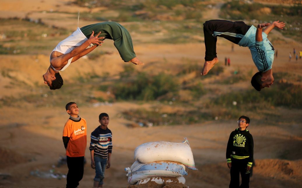 Палестинские мальчики демонстрируют свои навыки паркура в городе Газа. / © Reuters
