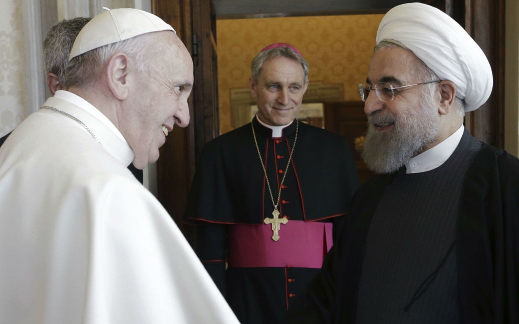 Президент Ирана Рухани здоровается с Папой Римским Франциском в Ватикане. / © Reuters
