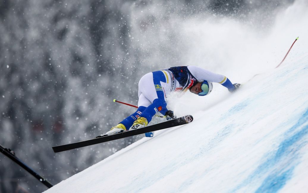 Спортсмен падает во время мужской гонки на Кубке мира по горным лыжам в городе Кицбюэль, Австрия. / © Reuters