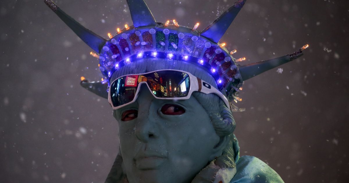 Люди играли в снегу на Таймс-Сквер / © Reuters