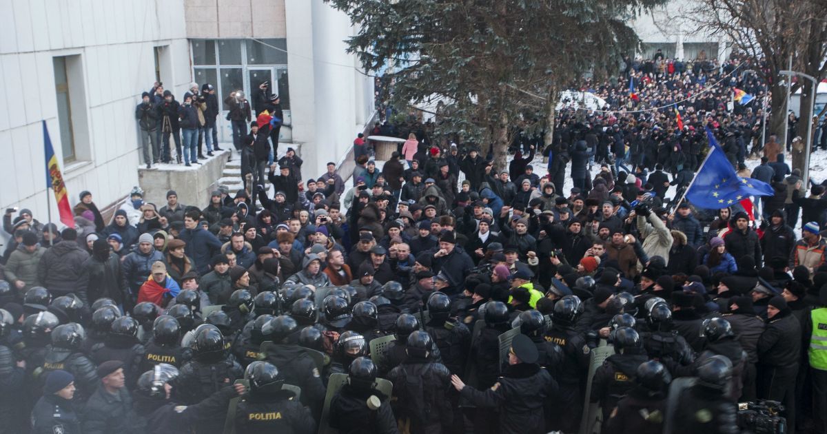"Майдан" в Кишиневе: митингующие захватили здание парламента