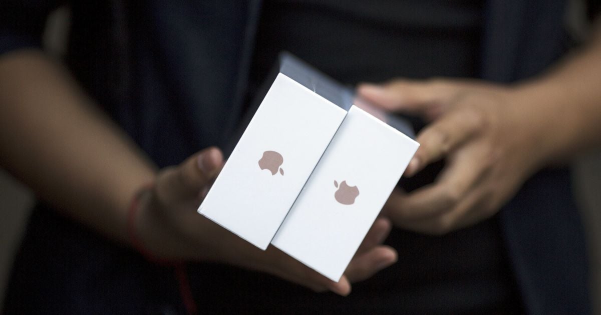 Замедление роста продаж iPhone вынудило Apple впервые с момента начала продаж смартфонов в 2007 году снизить прогноз по выручке
