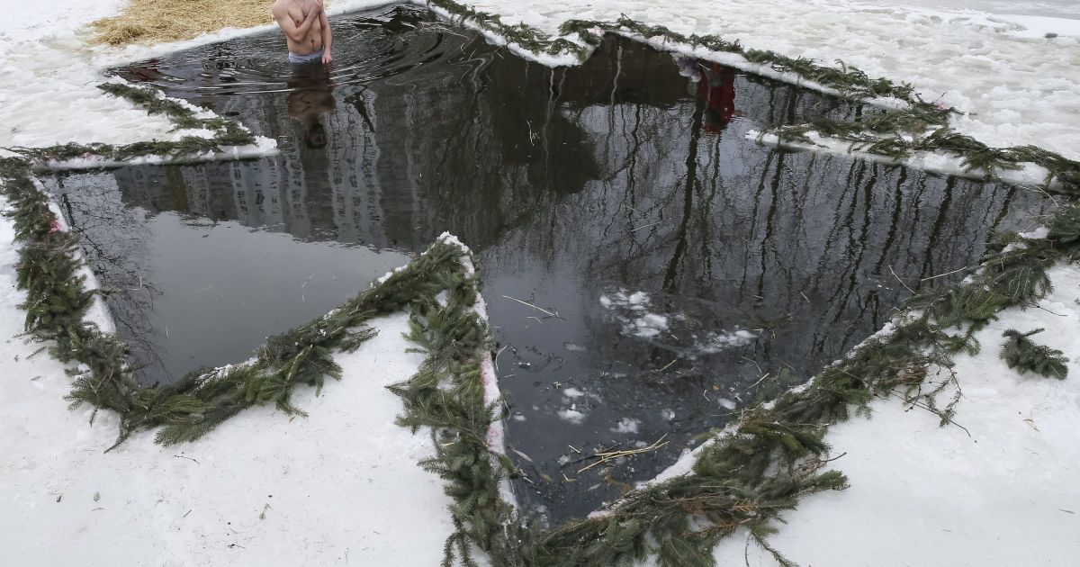Кияни відзначили Водохреще у крижаній воді / © Reuters