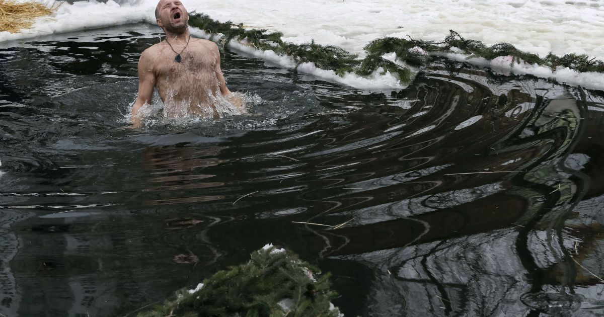 Кияни відзначили Водохреще у крижаній воді / © Reuters