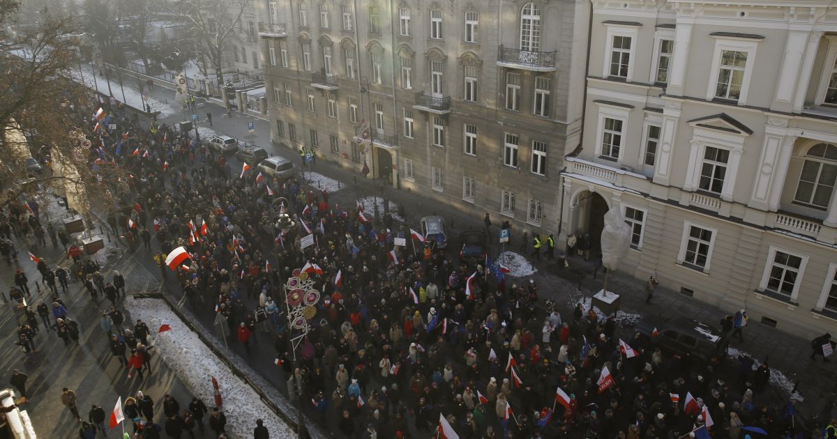 Поляки протестуют против закона о полиции. / © Reuters