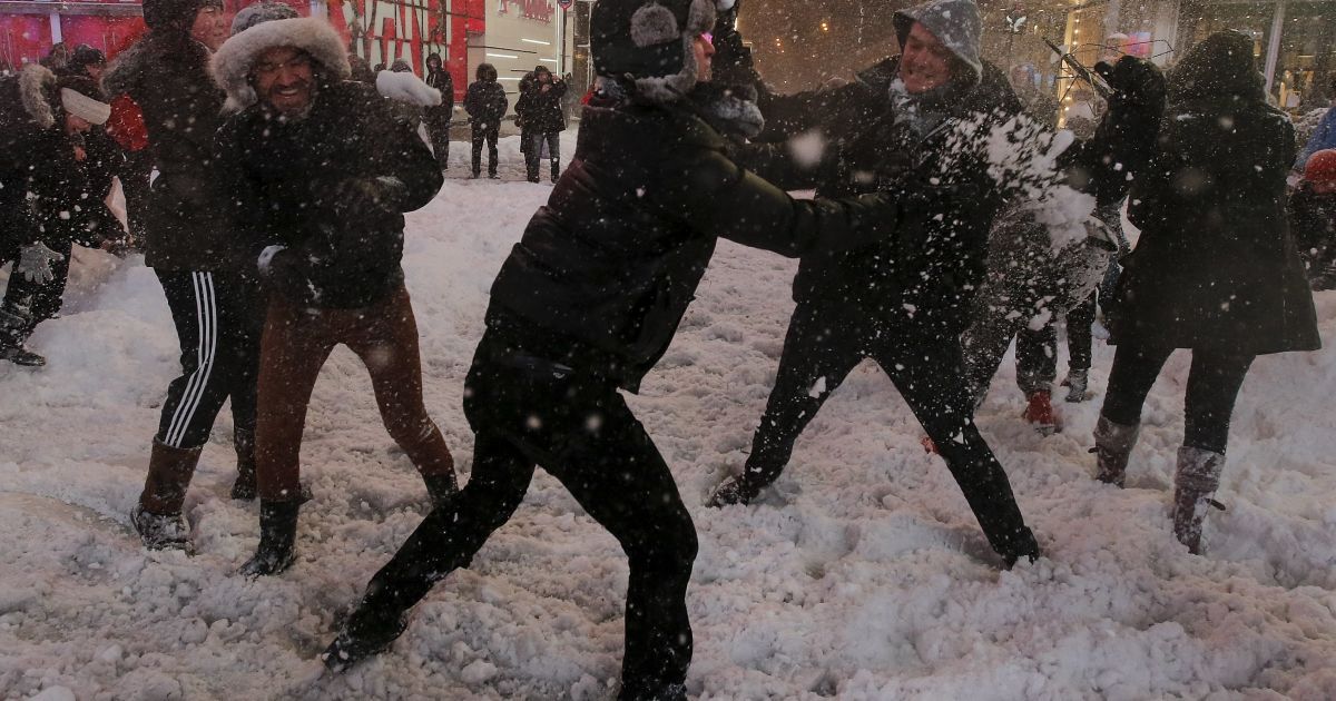 Люди играли в снегу на Таймс-Сквер / © Reuters