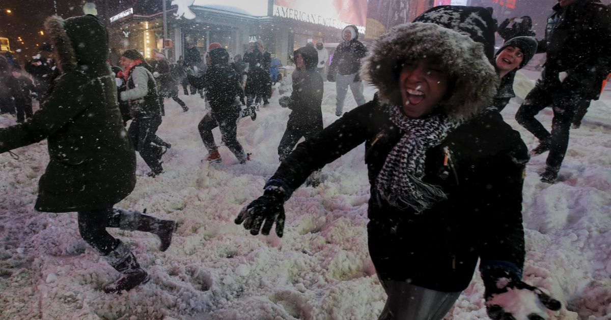 Люди играли в снегу на Таймс-Сквер / © Reuters