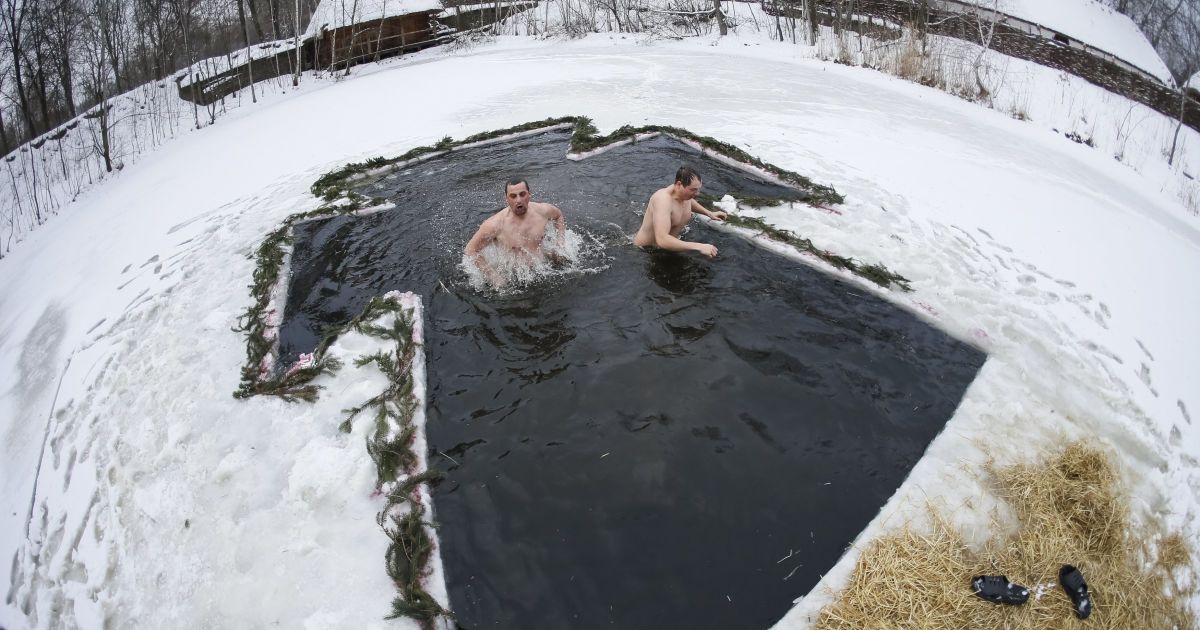 Кияни відзначили Водохреще у крижаній воді / © Reuters