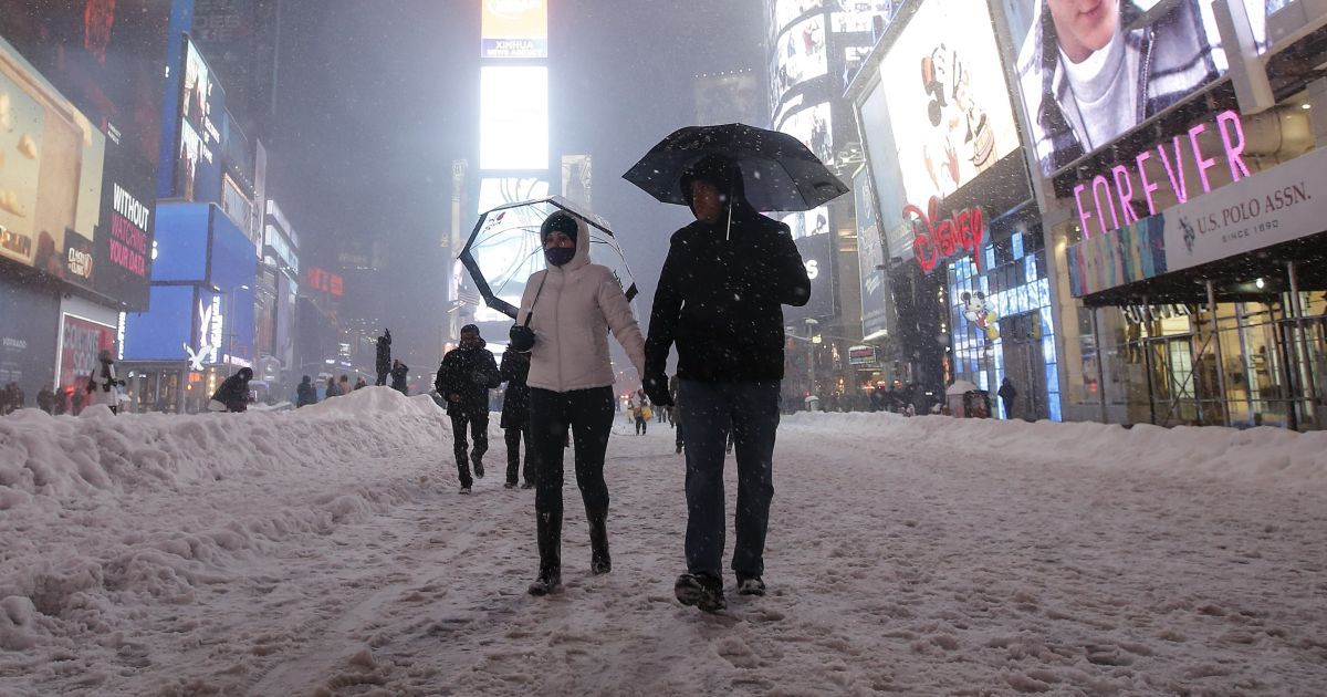 Люди играли в снегу на Таймс-Сквер / © Reuters
