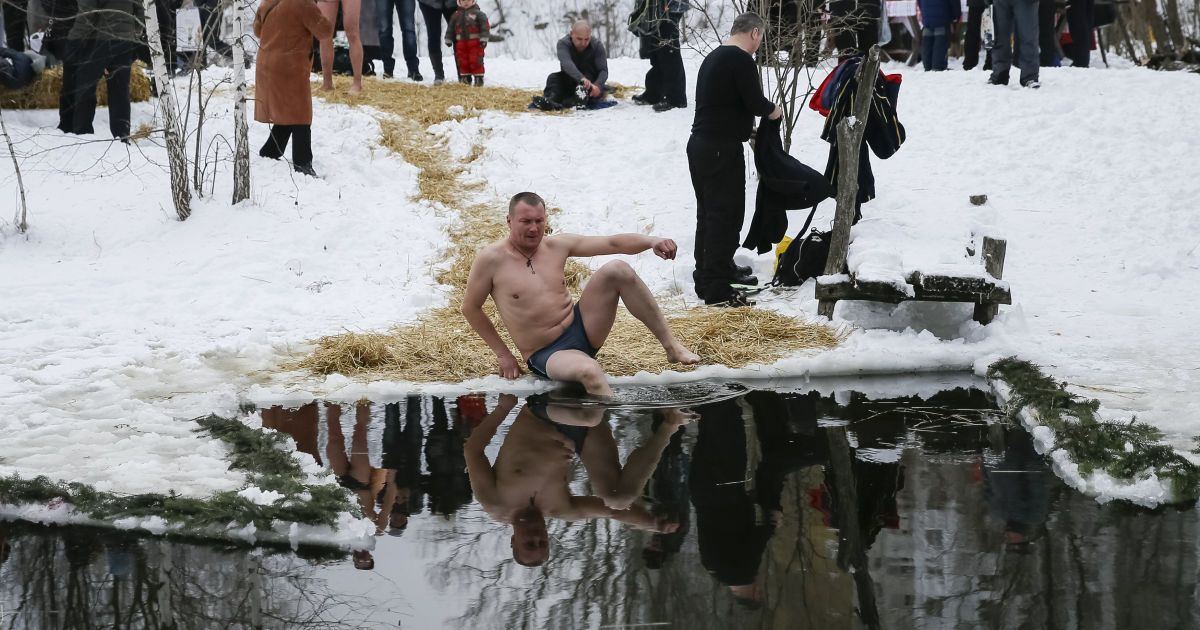 Кияни відзначили Водохреще у крижаній воді / © Reuters