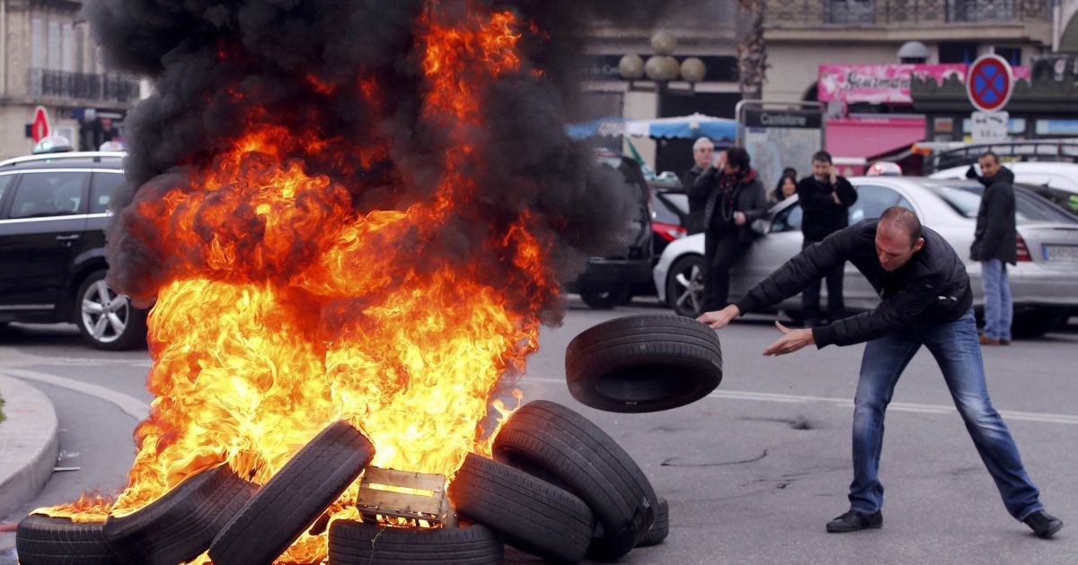 Во Франции таксисты протестуют против Uber