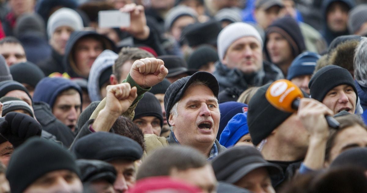 Митингующие требуют роспуска парламента.