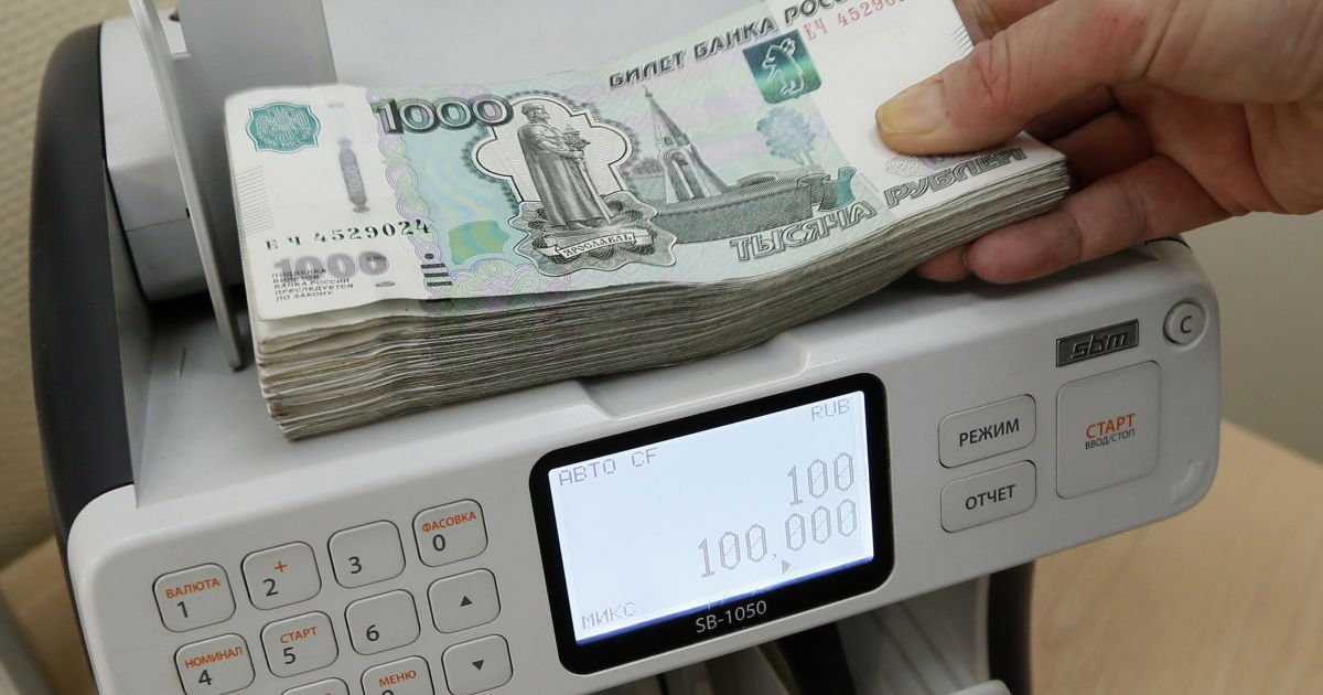 Российский рубль и биржи устремились вниз из-за падения цен на нефть