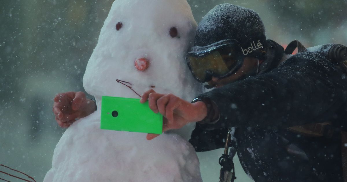 Люди играли в снегу на Таймс-Сквер / © Reuters