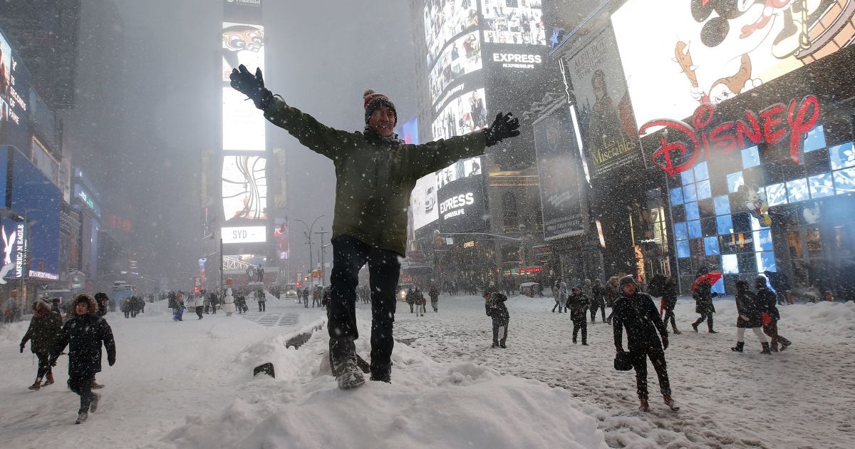 Люди играли в снегу на Таймс-Сквер / © Reuters