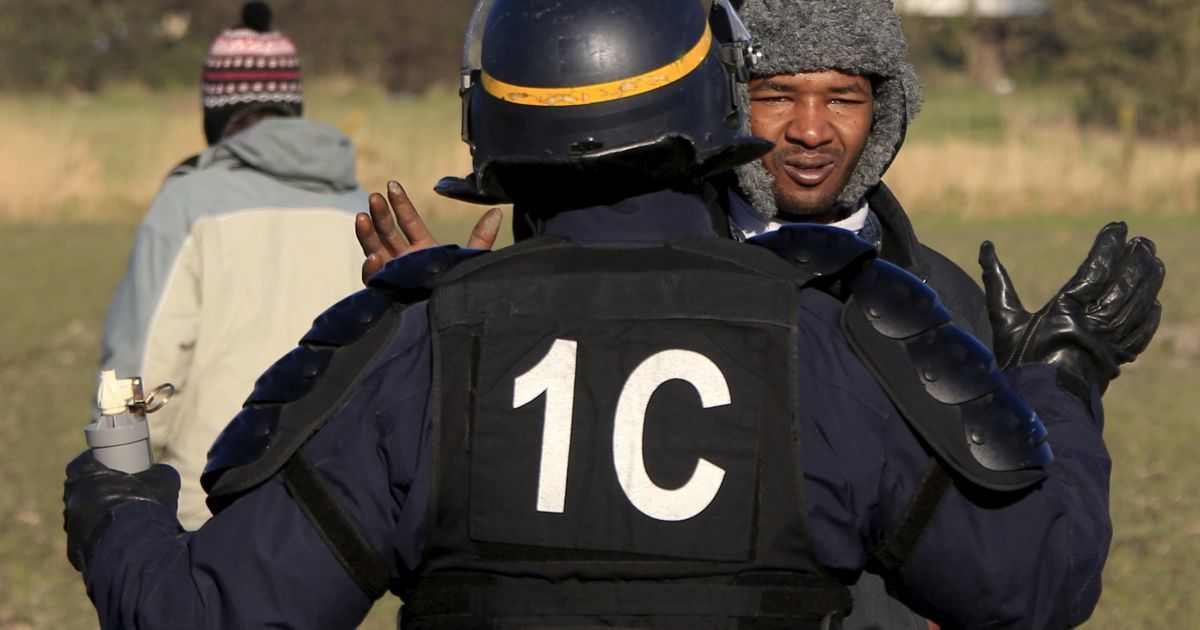 Франция выселяет беженцев из Кале, которые мигранты превратили в "джунгли"