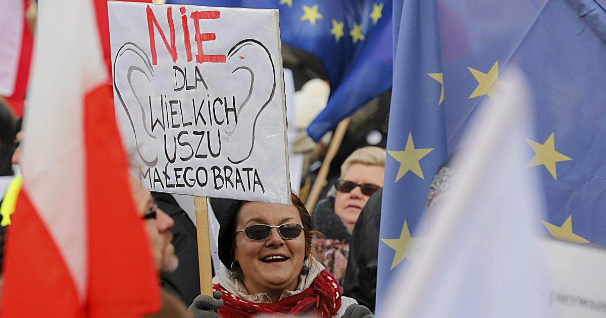 Поляки протестуют против закона о полиции. / © Reuters