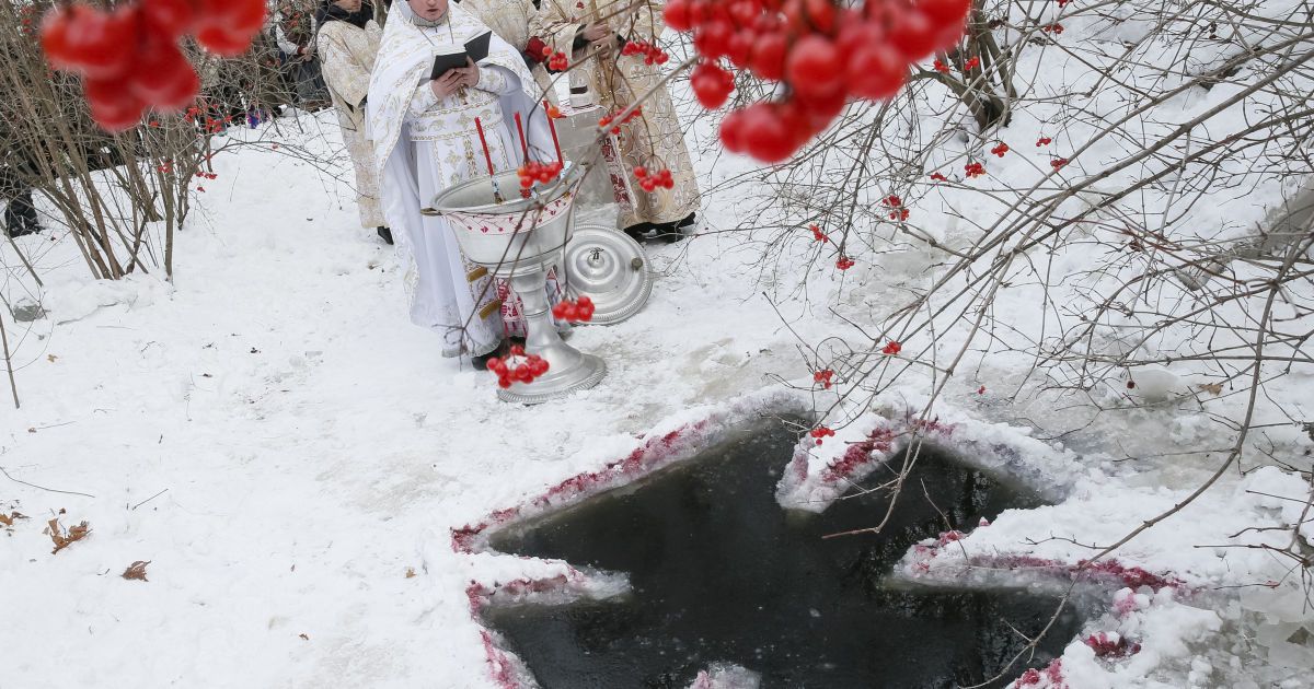 Кияни відзначили Водохреще у крижаній воді / © Reuters