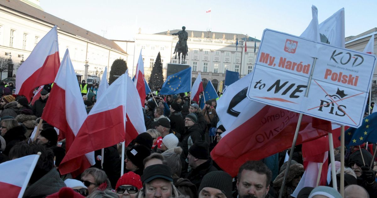 Поляки протестуют против закона о полиции. / © Reuters