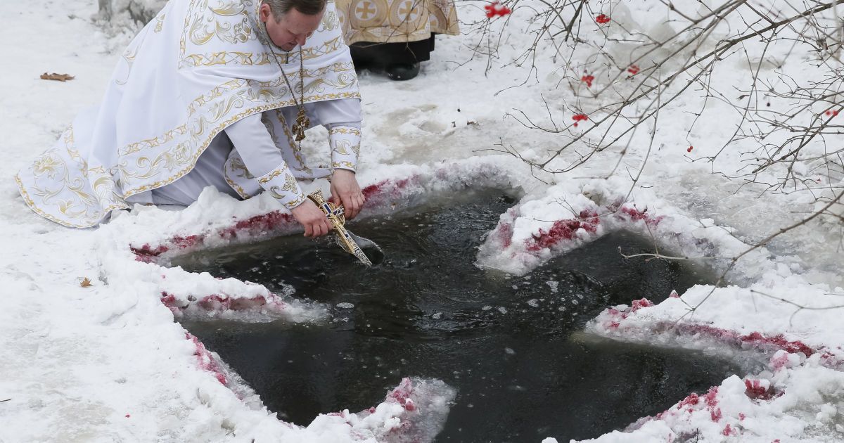 Кияни відзначили Водохреще у крижаній воді / © Reuters