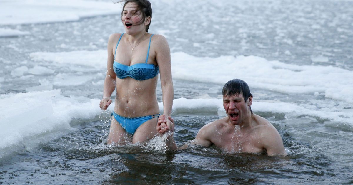 Кияни відзначили Водохреще у крижаній воді / © Reuters